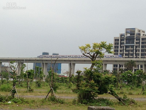 4從鄒淑霞住家窗戶可遙望正在試車中的機場捷運。