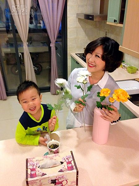 
5生了兩個寶貝兒子的鄒淑霞，平時喜歡和小孩一起做家事。