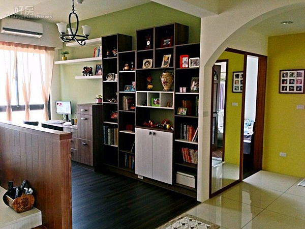 
2開放式的書房，讓全家人一起享受書香環境。