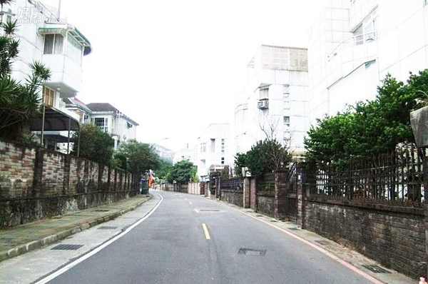 2.社區蓋在保育山坡地,道路規劃整齊、環境清幽。