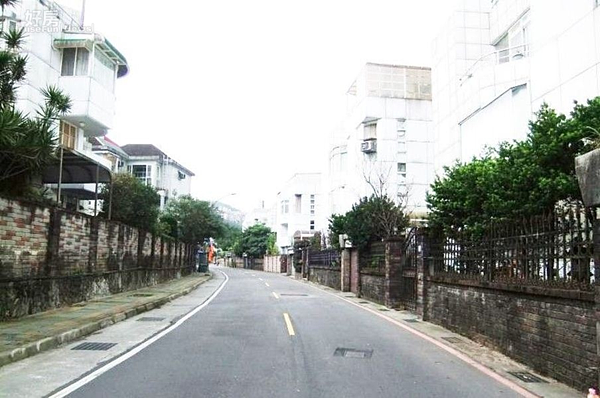 2．社區蓋在保育山坡地，道路規劃整齊、環境清幽。