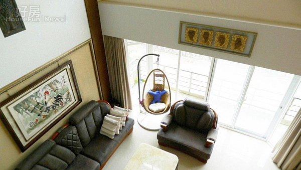 3.社區內都是四層樓別墅,客廳挑高氣派。