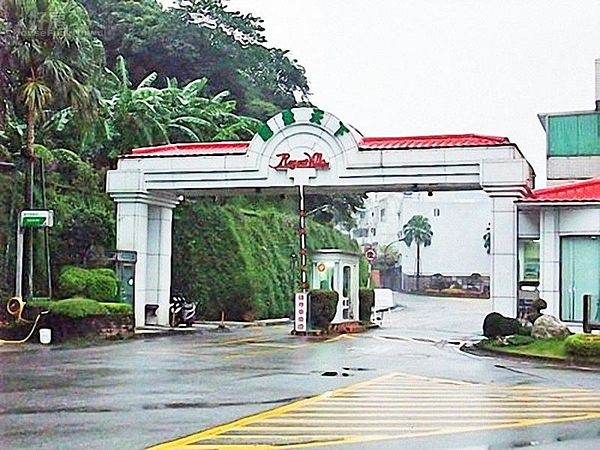 1.「麗景天下」位於七堵與汐止文界處,算是早期高檔別墅社區。