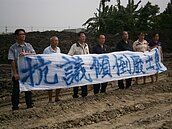 埤頭鄉彰水路不明廢棄物飄惡臭　居民陳情抗議