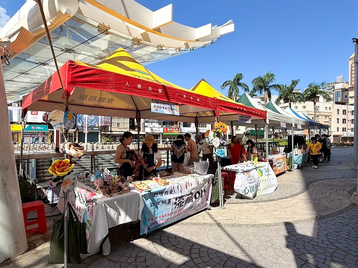 今年「公益捐血嘉年華」同時舉辦園遊會，邀請陽光基金會、喜憨兒基金會等七個公益團體，讓民眾捐血、同步做公益。圖／永慶房產集團提供