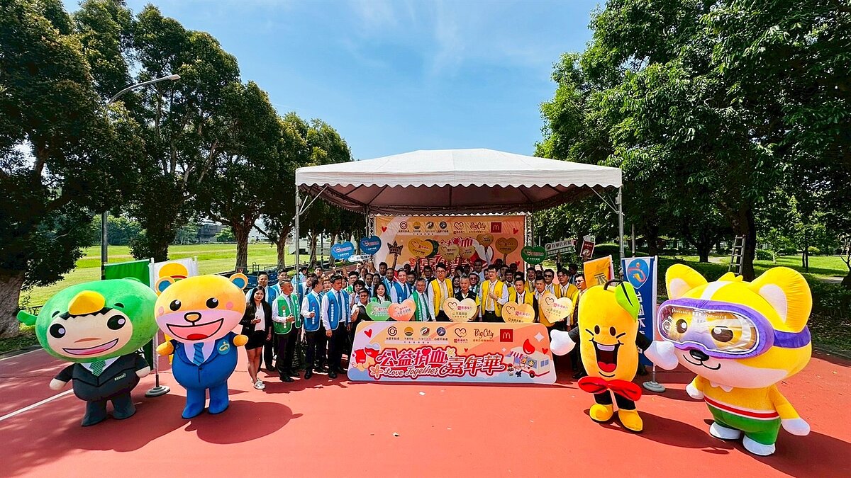 永慶加盟四品牌竹苗區經管會8月8日竹南運動公園的場次，派出四隻集團吉祥物，吸引民眾前來捐血活動，當天共募得447袋。圖／永慶房產集團提供