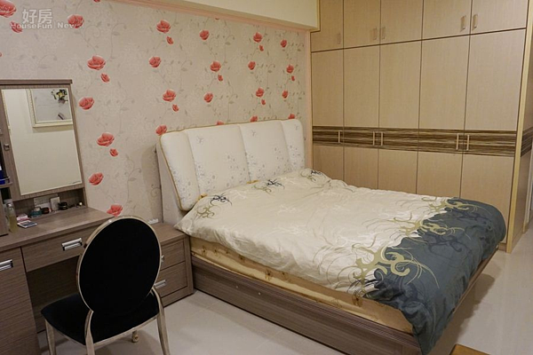 6.主臥房擺上現成傢俱或系統櫃,並延續客廳的暖色調。