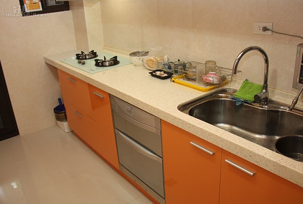 7.橘色的長型流理台也很搶眼。