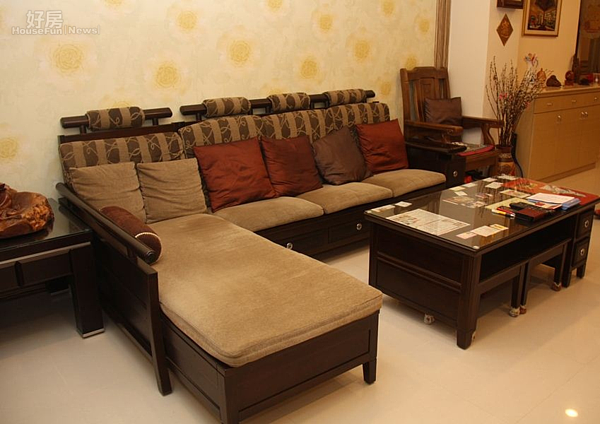 2.客廳採用木製傢俱搭配L型褐色沙發。