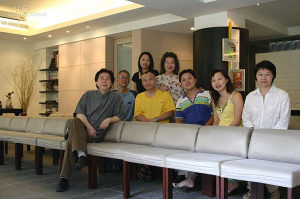 3.爾雅出版社全體同仁於「30年慶」的2005年,在爾雅書房內合影。