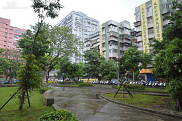 台北好好看系列的富邦人壽公園其實也是假綠地，當容積獎勵到來就是建起大樓的那一刻，附近民眾也因為＂美麗的誤會＂掛起抗議布條。(好房News記者 陳韋帆／攝影)