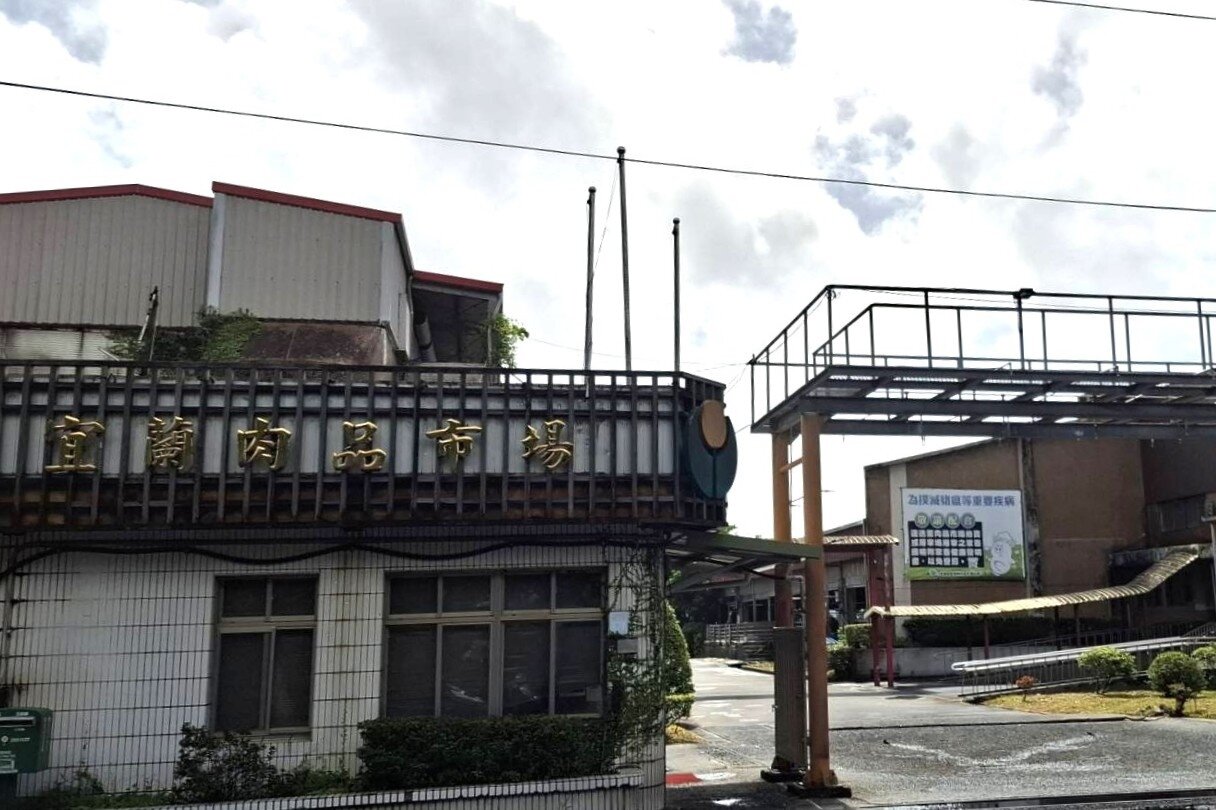 全國豬荒,宜蘭肉品市場已連續一星期創下全國各地毛豬拍賣的最高價,昨天更一舉衝破每公斤拍賣120.23元的宜蘭歷史天價,如果缺豬情況不改善,豬價可能再向上攀升。記者戴永華/攝影