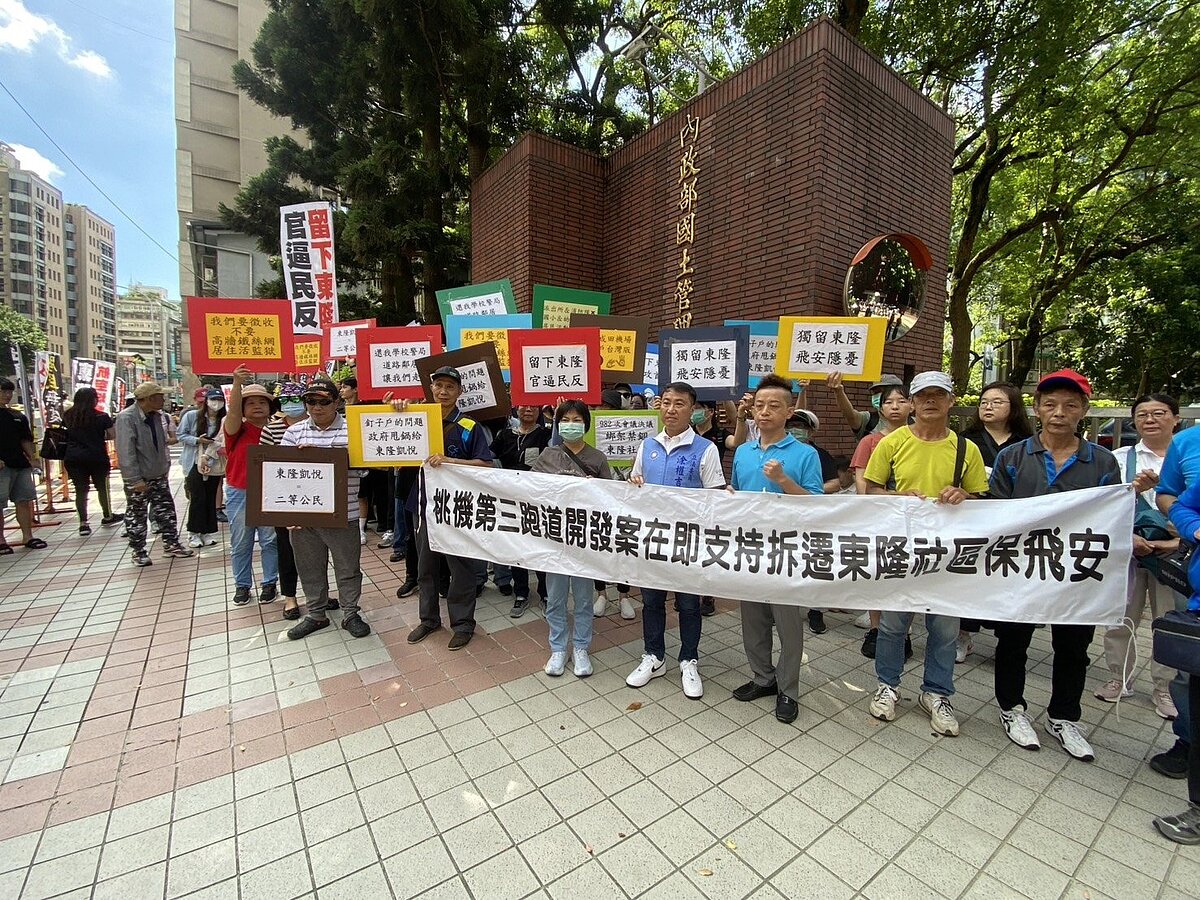 東隆凱悅社區大多數住戶贊成納入航空城徵收,由立委涂權吉、議員徐其萬陪同到內政部都委會會場外陳情。圖/民眾提供