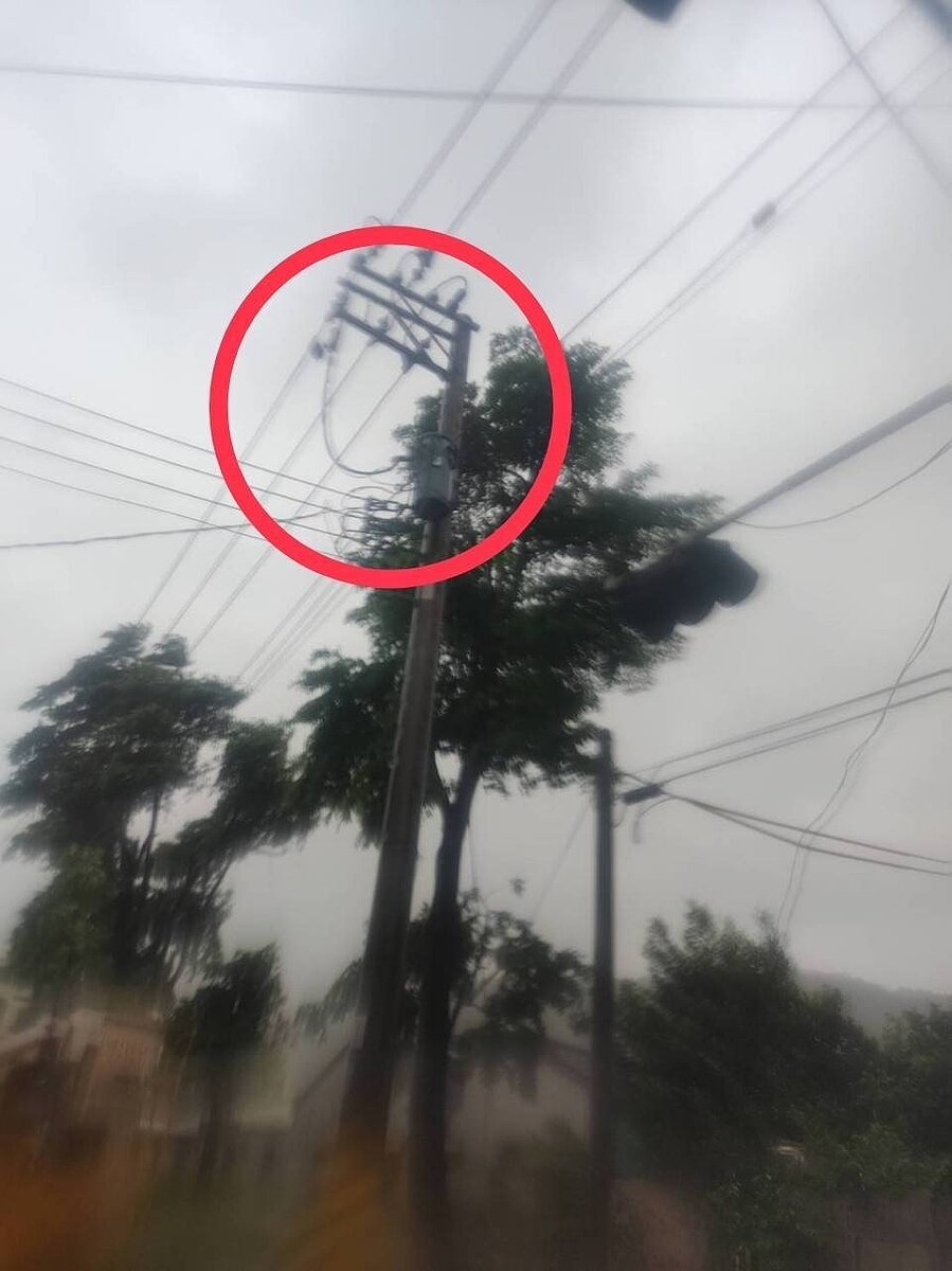 高雄市鼓山區疑因強風吹斷電線桿上高壓線路,一度造成千戶停電。圖/台電高雄區處提供