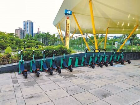 高雄市中央公園近日有業者設置共享電動滑板車供遊客租借,並導入「電子圍籬」機制,避免衍生交通亂象。(任義宇攝)