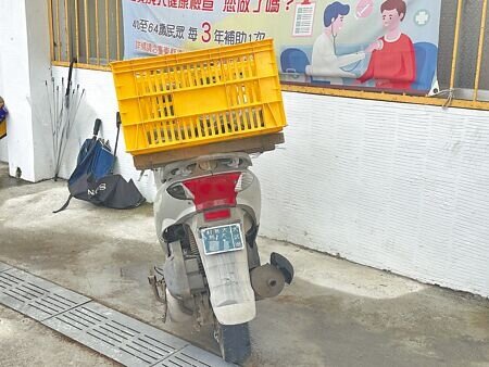 台東縣大武鄉大鳥村近日出現1輛懸掛住宅門牌超狂機車,引發熱議。(蔡旻妤攝)