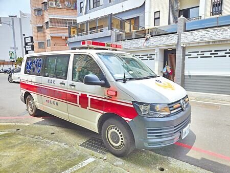 屏東東港一棟千萬透天厝豪宅,門口長期堆放回收物,屏東縣政府8日啟動緊急精神醫療處置團隊,但屋內無人回應。(羅琦文攝)