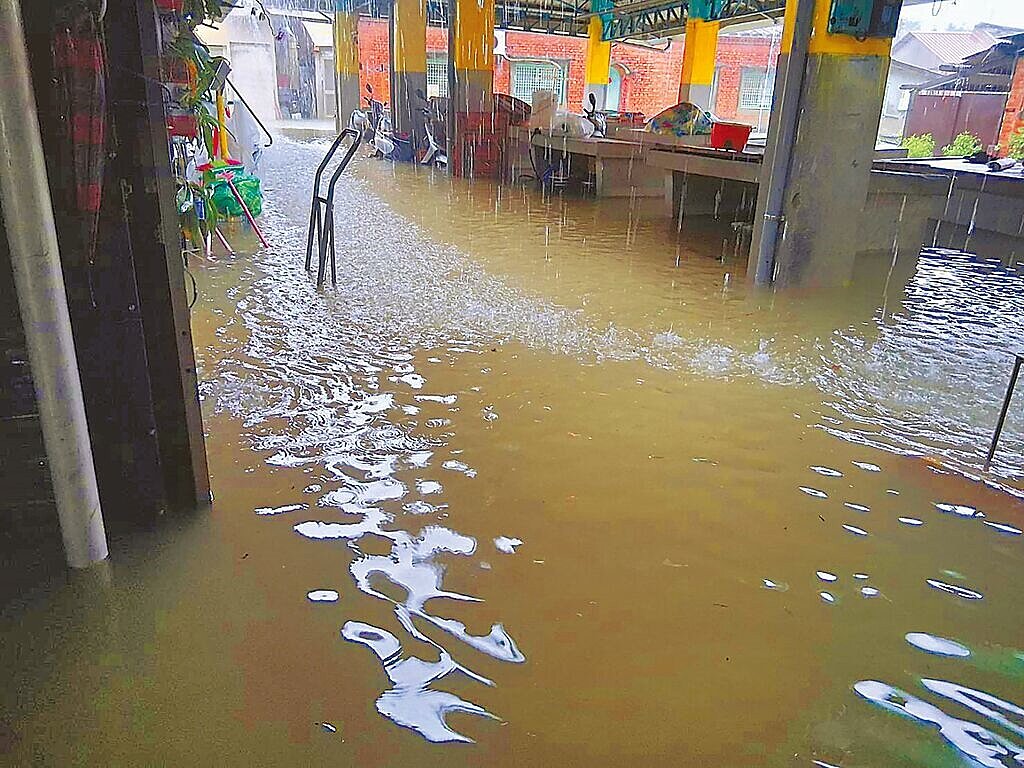 颱風豪雨接連肆虐台南，兩波豪雨也造成3處市場淹水，圖為後壁菁寮市場淹慘了。圖／市場處提供