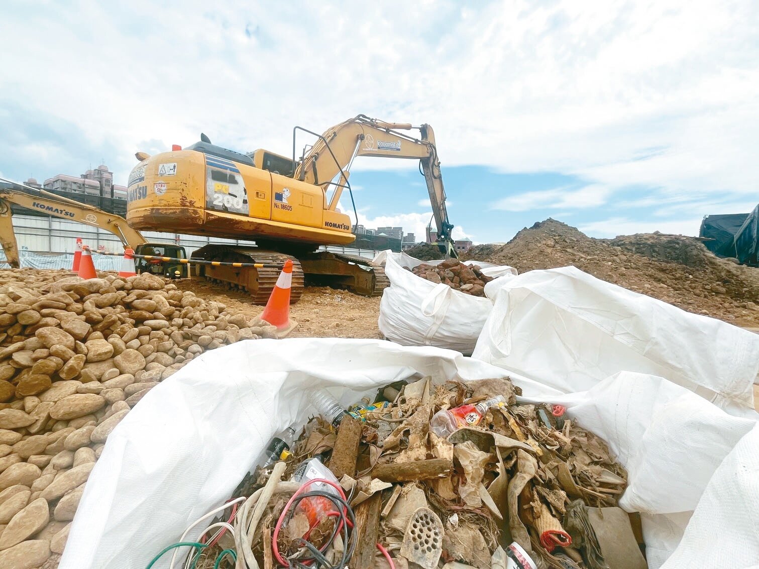營建廢棄物全台流竄，桃園市興安段社宅基地挖出磚頭、鋼筋水泥塊，現場堆積成小山，工程延宕100天，市府多花近3千萬元清運。記者陳俊智／攝影 