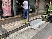 行人走路像闖關！桃園文化街騎樓路面高低落差大又不平