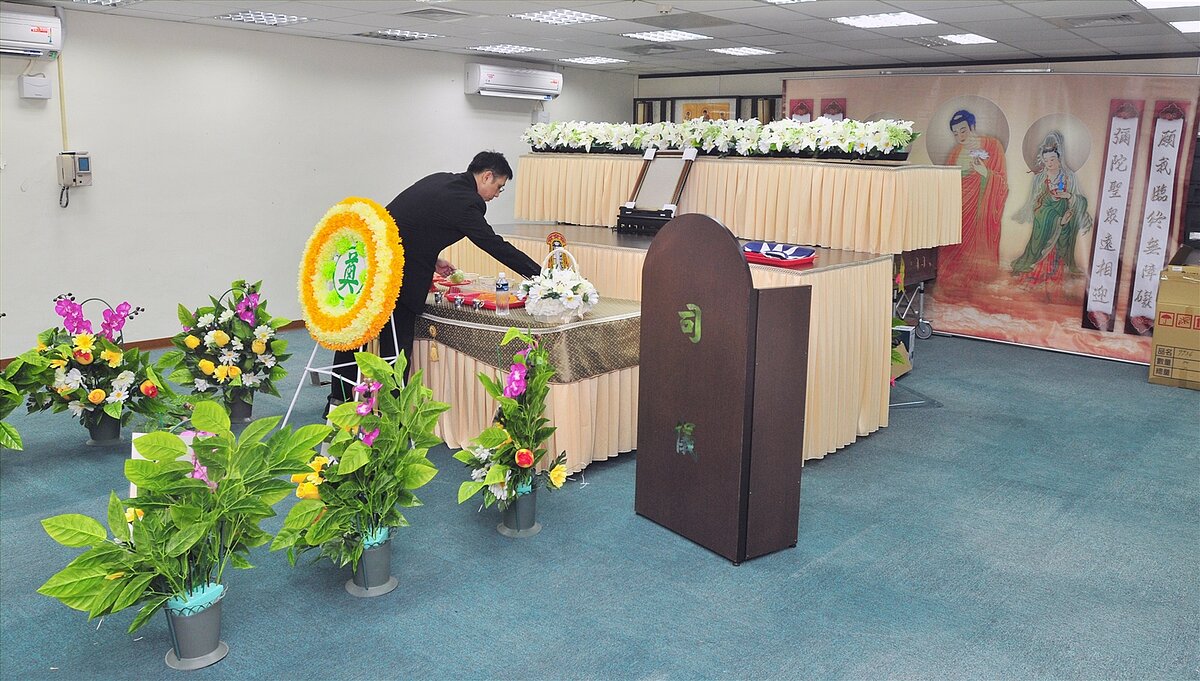 新竹黃女為籌措哥哥喪葬費,竟在兄長過世後2天持其身分證、印章及行車執照,到監理所將哥哥生前的轎車過戶到自己名下。示意圖/聯合報系資料照