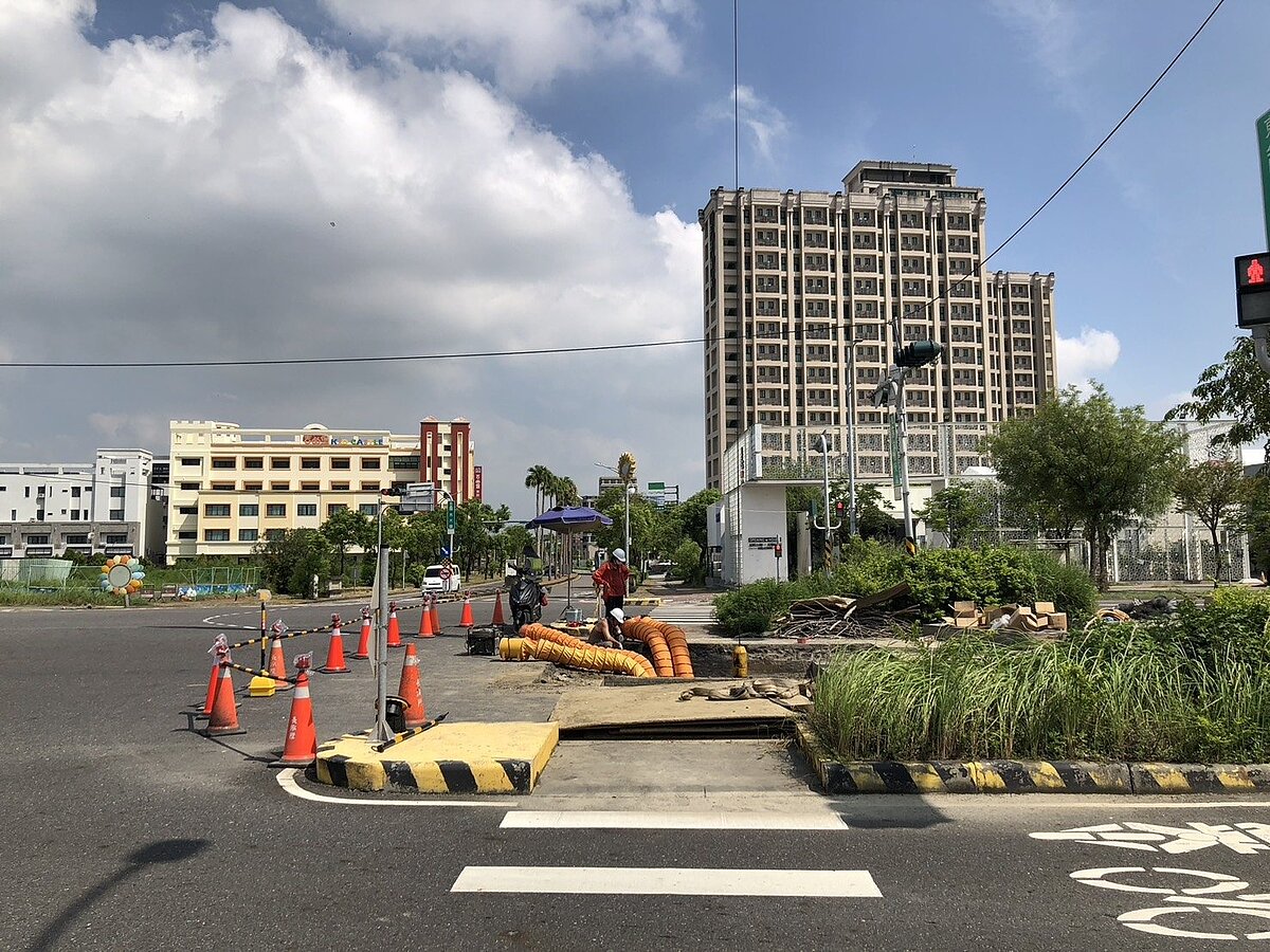 南科重要聯外道路西拉雅大道近陽光大道處,地下箱涵2處伸縮縫有局部裂縫,水利局封閉部分路面搶修。圖/台南市水利局提供