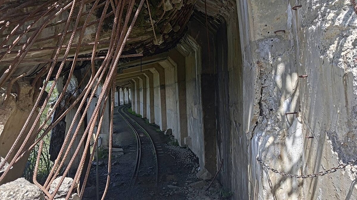 嘉義縣山區連日降雨土石鬆動,阿里山眠月線2號隧道出入口已被落石阻斷。圖/林業署嘉義分署提供