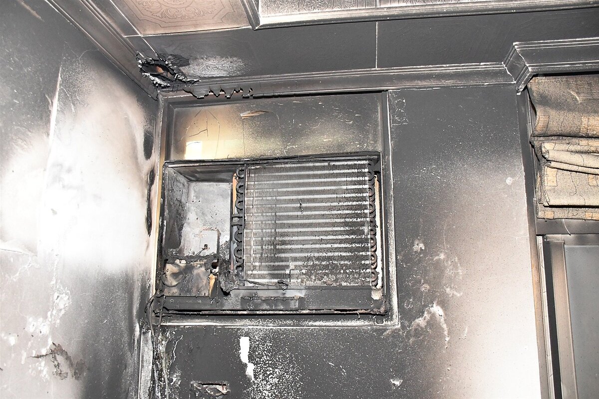 新竹縣消防局指出，潮濕稻草、羽毛與灰塵容易堆積在機體內部，一旦電流通過，便可能因短路或溫度過高而引燃周邊可燃物。圖／取自關西消防臉書