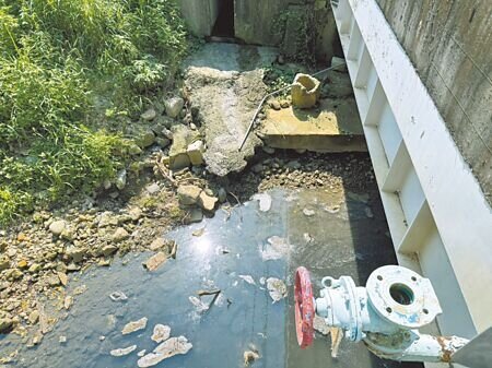 高雄大樹區靠近瓦厝街的河川近日散發惡臭,讓居民們抱怨連連,由於河川內有飄浮白色泡沫、不明沉澱物,居民懷疑是工廠偷排廢水,高市環保局、水利局獲報調查,發現是豆腐、豆皮工廠排廢水,各裁處3萬至300萬元罰鍰。(紀爰攝)