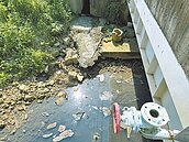 飄惡息、染紅農渠　高雄食品廠偷排廢水挨罰