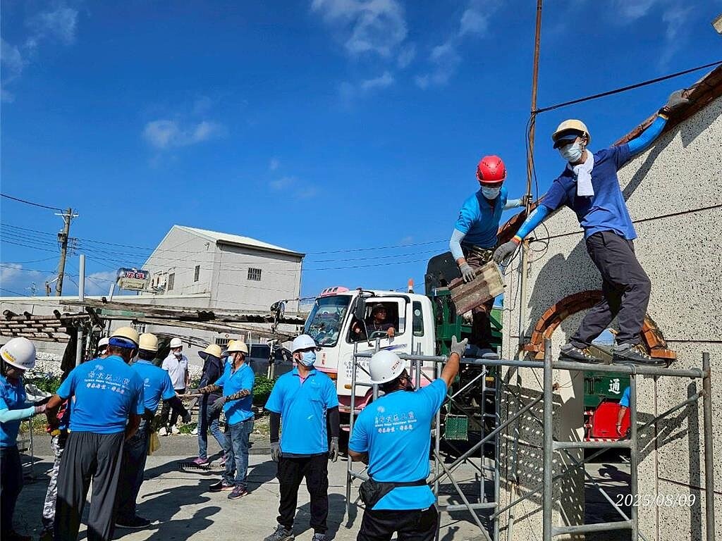 義工團成員在分工合作下，先拆除舊屋瓦，再蓋上新屋頂的浪板。圖／台灣希望義工團提供
