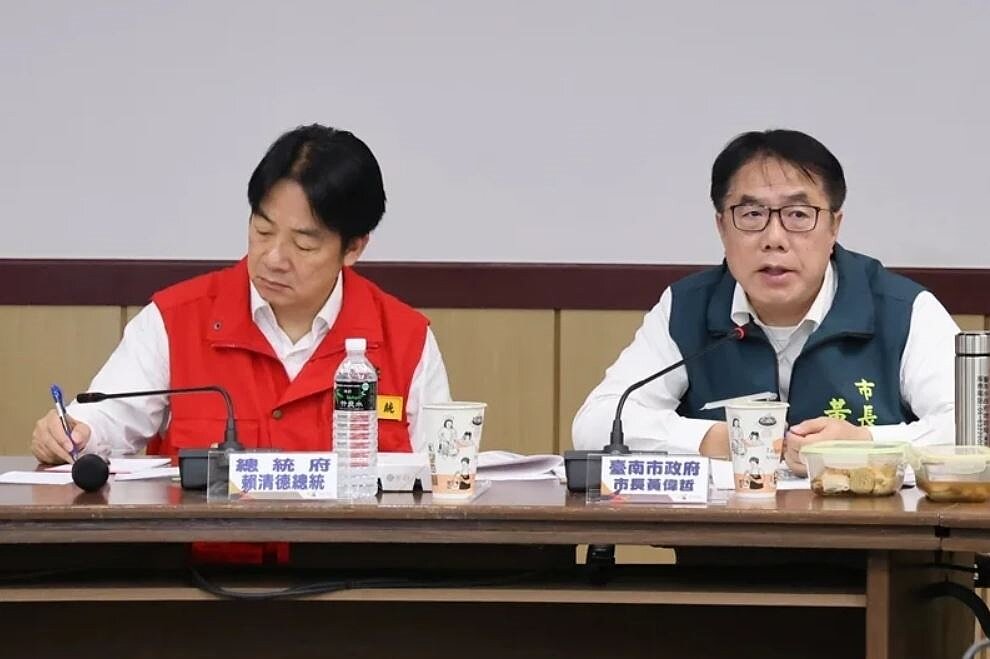 賴清德（左）總統昨赴台南市民治市政中心視察前進指揮所，並向災民致歉。圖／台南市政府提供
