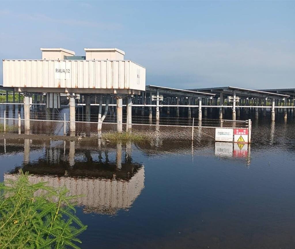 雲林縣口湖鄉種電的農田變成水池,水深約60公分。圖/口湖鄉公所