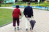 千萬房產低價賣兒換奉養　兒子竟翻臉趕母出門！法官幫討公道
