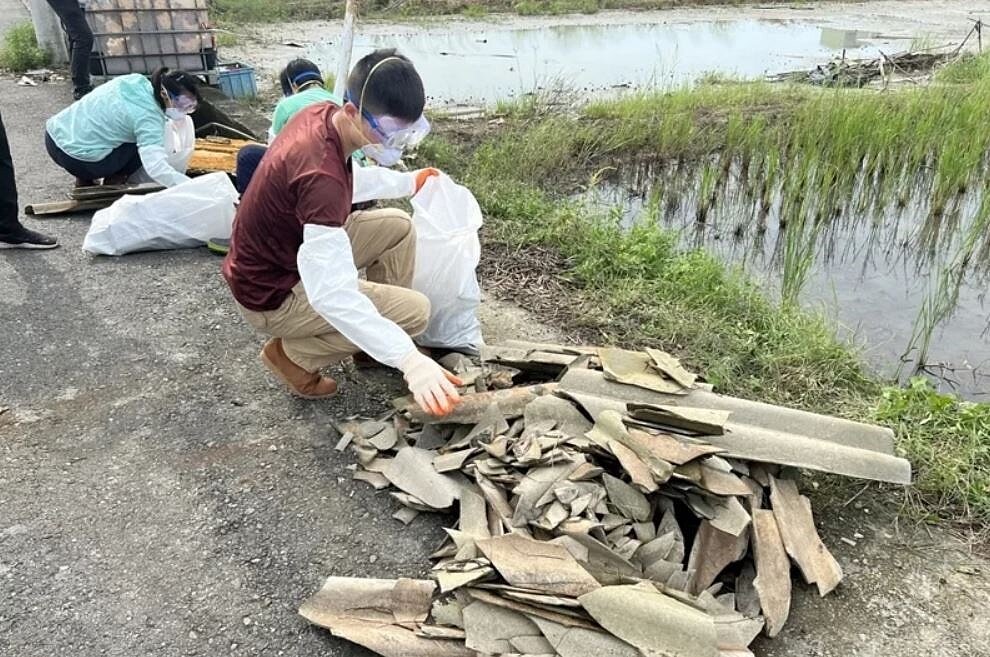 台南市環保局結合民間團體志工清理風災過後四散的廢石綿。圖/台南市環保局提供