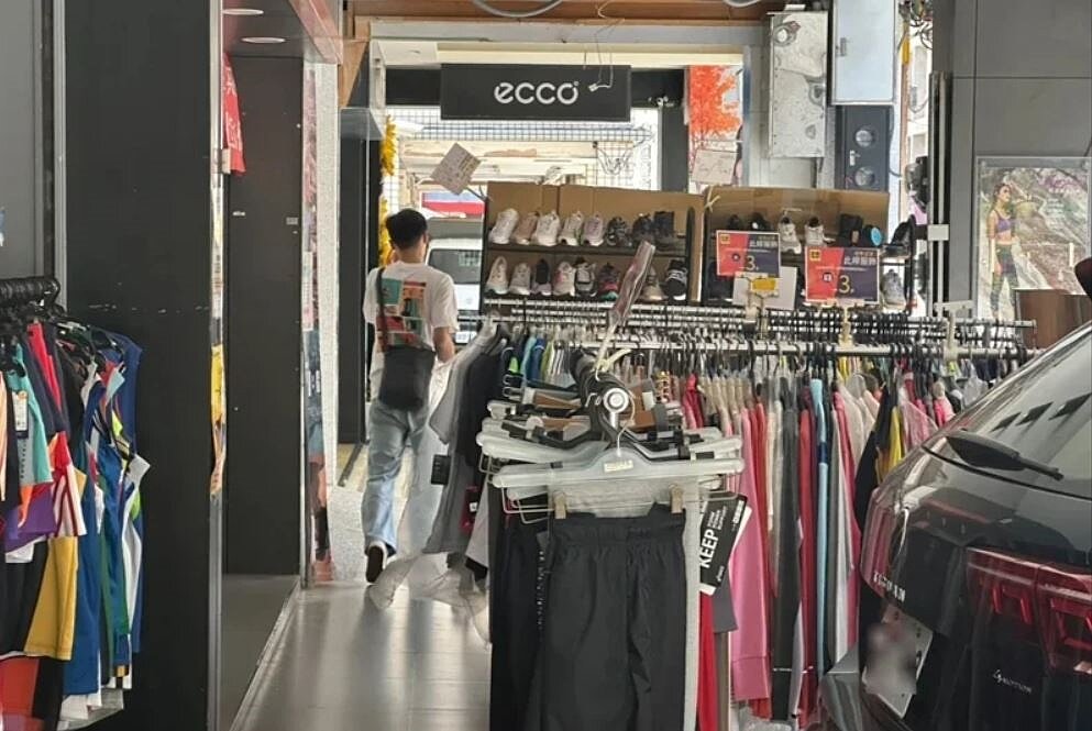 騎樓延伸營業阻礙行人通行情形常被詬病,高市府選定大連商圈,做為騎樓自治管理條例試辦區,盼找出兼顧商家與行人權益的雙贏之道。記者巫鴻瑋/攝影