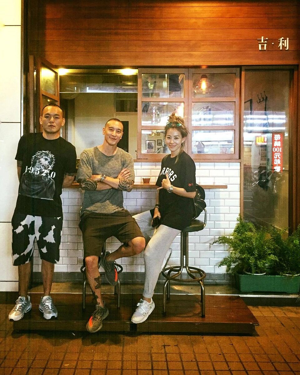 王陽明(中)蔡詩芸(右)夫婦也是「吉利串燒」座上賓。圖/摘自吉利串燒FB