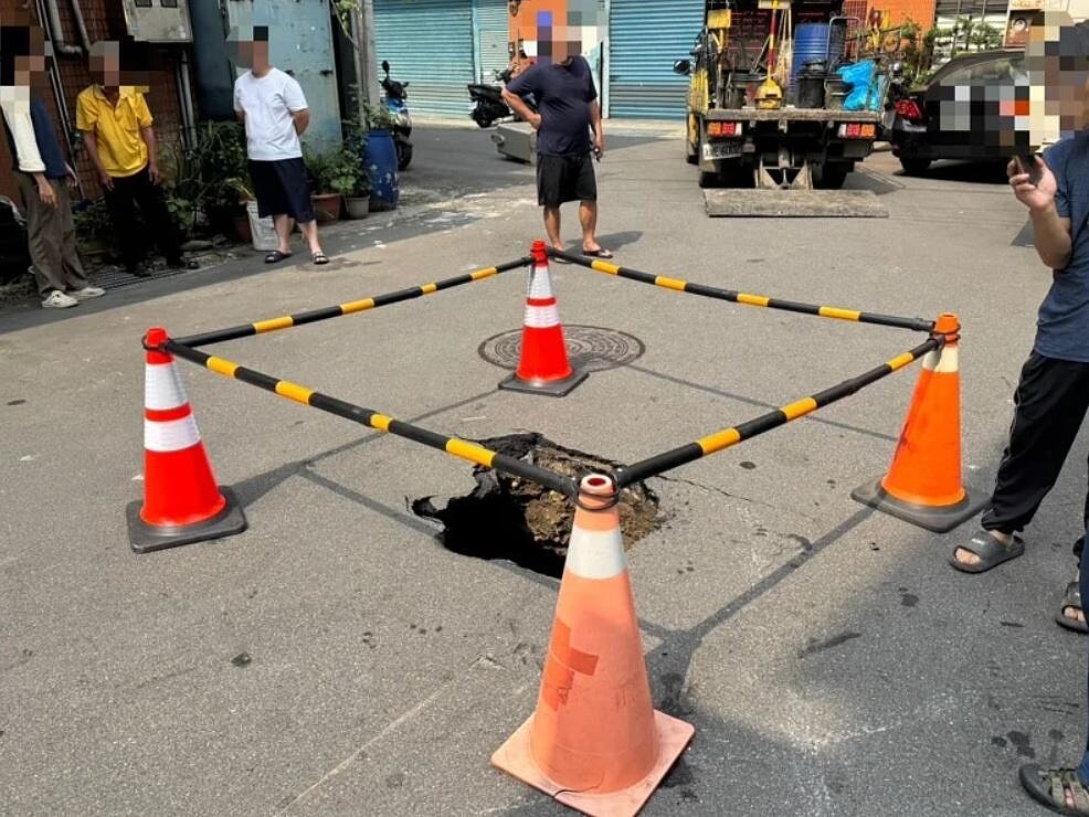 新北市新莊區化成路下午有1家工廠用推高機搬運機具時,輪下路面突然坍陷1個洞,原本推測是地底汙水管線破損導致沖刷淘空路基,但水利局表示經廠商檢視,汙水管線並未破損,現場已先回填後續再查原因。記者林昭彰/翻攝