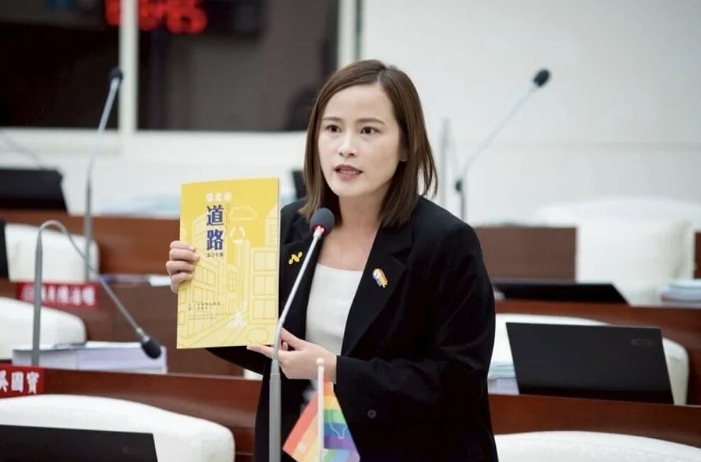 廖子齊指出，市府推出的「道安五環」政策至今仍無具體成果，建議應盡速制訂「新竹市道路設計手冊」，讓每一條道路設計都有明確規範、專業主導、公平透明。圖／廖子齊提供
