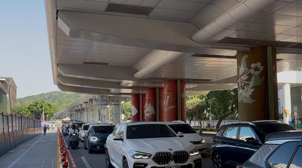 近期有通勤族抱怨,疑似因捷運施工,導致路型車道縮減,尖峰時段大塞車,車流回堵嚴重時,直到自強隧道北口的東吳大學。圖/引用自議員何孟樺臉書