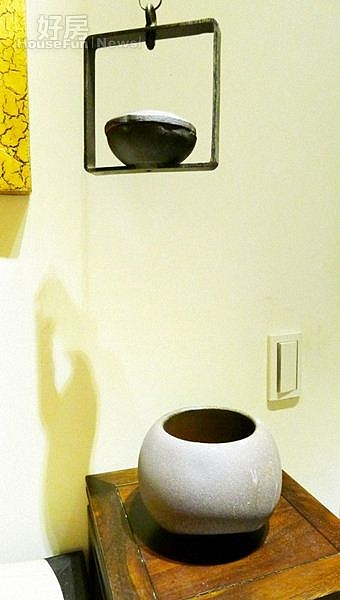 鄭凱中用收藏的古物裝飾家裡。