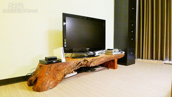 鄭凱中用收藏的古物裝飾家裡。