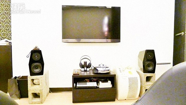 鄭凱中用收藏的古物裝飾家裡。