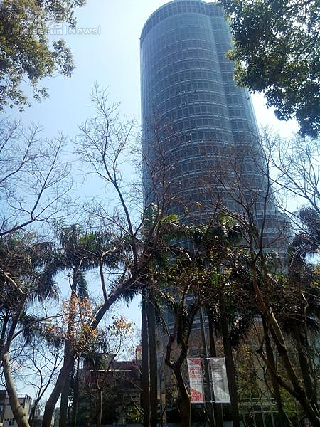 4仁愛路上有許多知名大樓,林蔭大道猶如置身歐洲。