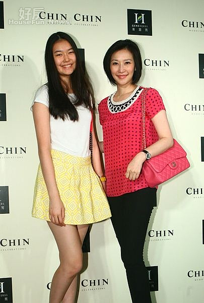 5知名住戶錢德月(右)經常帶著獨生女到處跑趴。