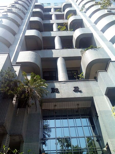 1屋齡超過20年的「陛廈」,外觀新穎每坪仍有180萬元行情。