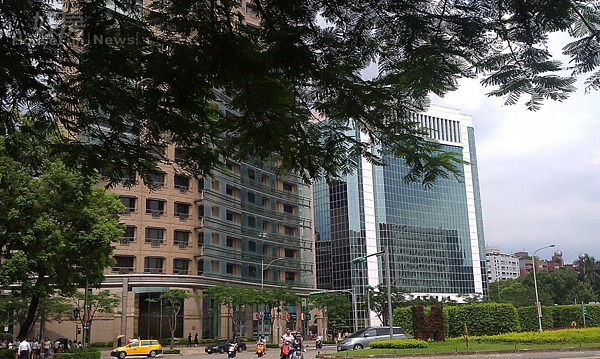 2位在台北市仁愛路、敦化南路口的「陛廈」豪宅,擁有絕佳地段。