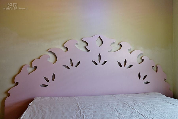 6.手工床板造型吸睛,加上牆面聚光燈投射在多色彩牆面,顯現不同氣氛。