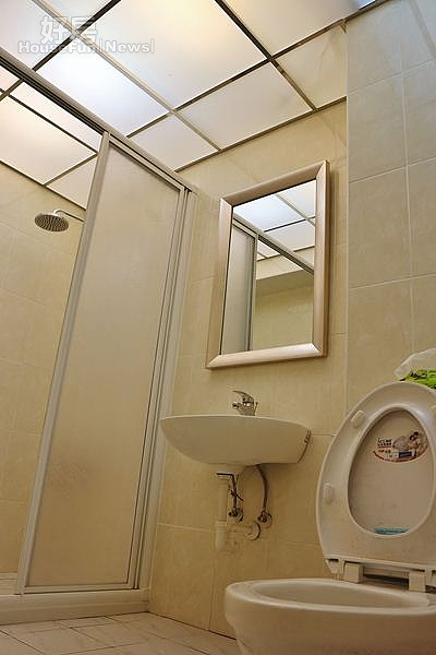 7.廁所以透明玻璃增加亮度。