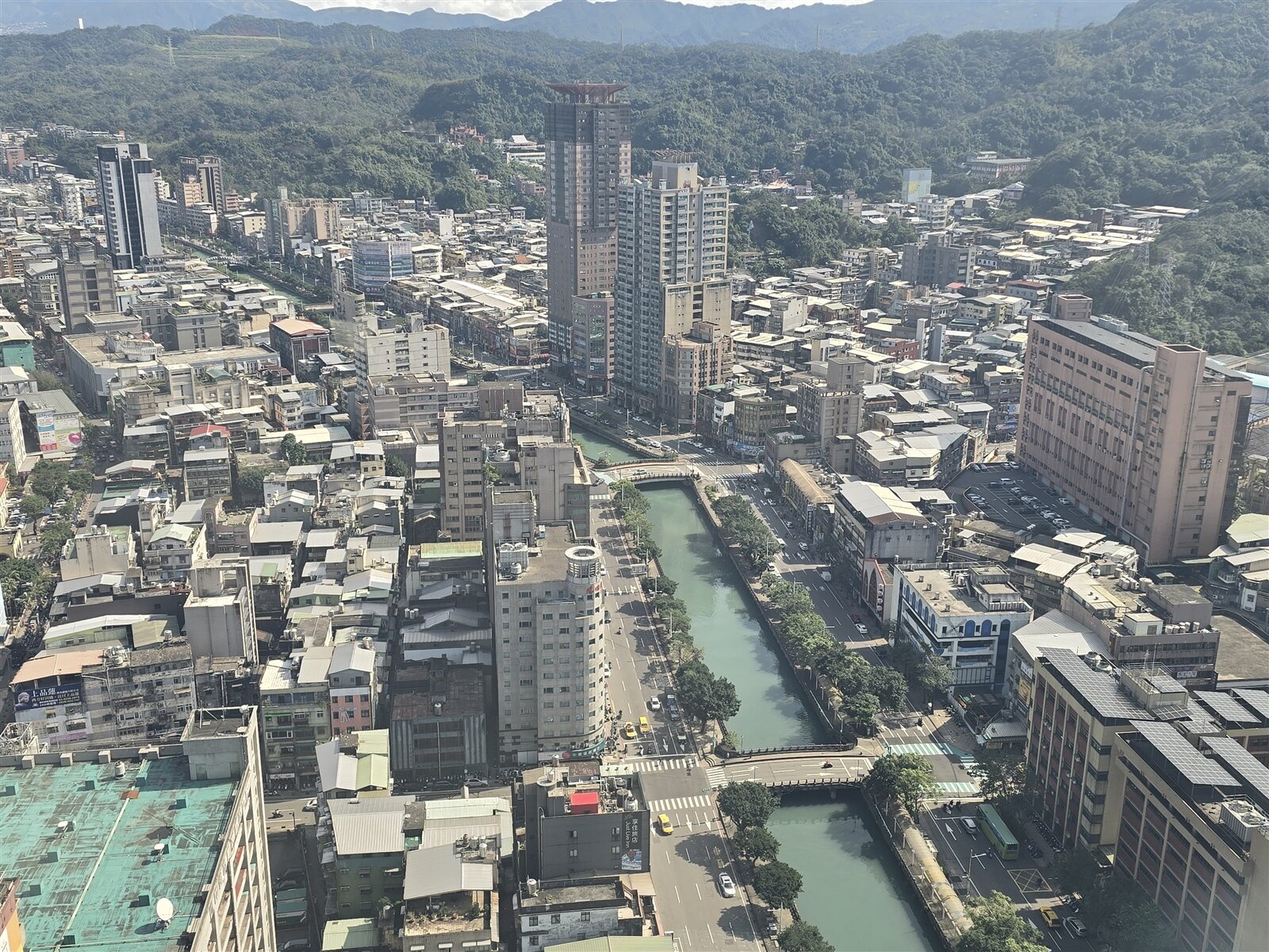 曾任基隆地院書記官長的林富貴律師是貢寮人，他認為區域合併才能整體發展，瑞芳四區地形上與新北市中間隔著基隆市，人際往來與新北市形成隔閤，反而跟基隆形成緊密生活圈。記者游明煌／攝影 